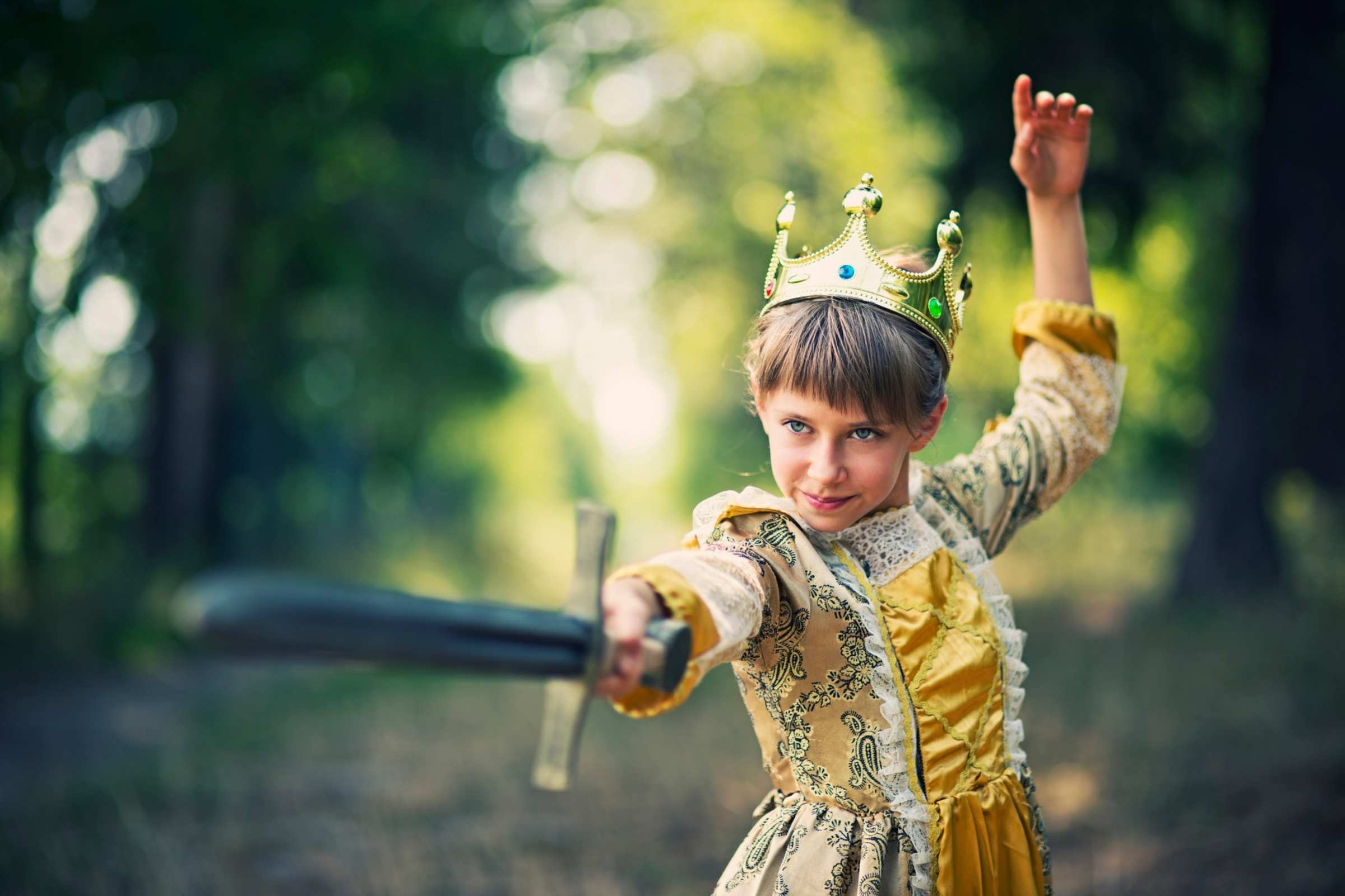 Prinzessin mit Schwert im Wald